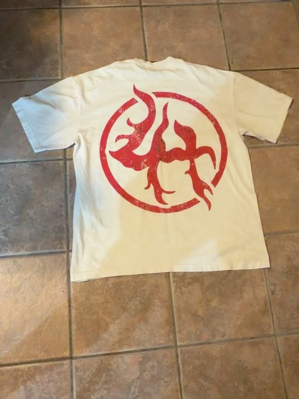 LOST HILLS White Graphic Men’s T-Shirt with Red/Black Mouth Print